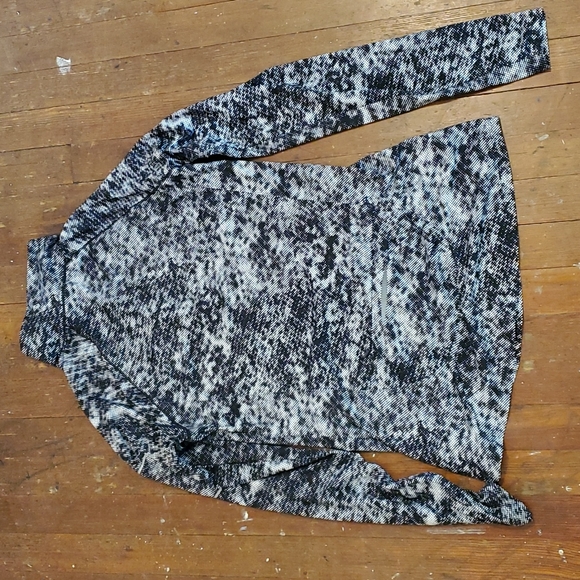 CLOSET CLOSING 7/31 Black and White Under Armour Running Quarter Zip - Picture 6 of 7